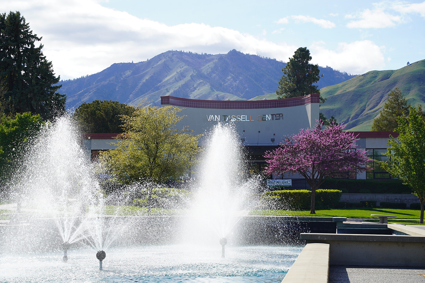 Wenatchee campus and fountain 